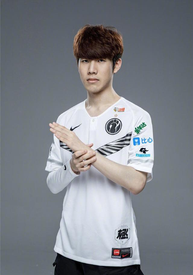 缺失的女性坦克回头看月亮，点燃光来帮助Xun获得三杀。 JD Gaming 中路和打野展现了他们的实力，拉回了一座城市。