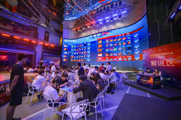 FPX祝贺Lwx2000杀：穿杨百步枪林箭，弓开秋月分明